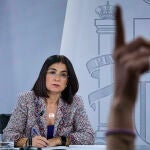 La ministra de Sanidad, Carolina Darias y la ministra de Política Territorial y portavoz del Gobierno, Isabel Rodríguez durante la rueda de prensa posterior a la reunión del Consejo de Ministros, este martes en el Palacio de La Moncloa para anunciar que la mascarilla deja de ser obligatoria en el transporte publico desde el próximo miércoles.