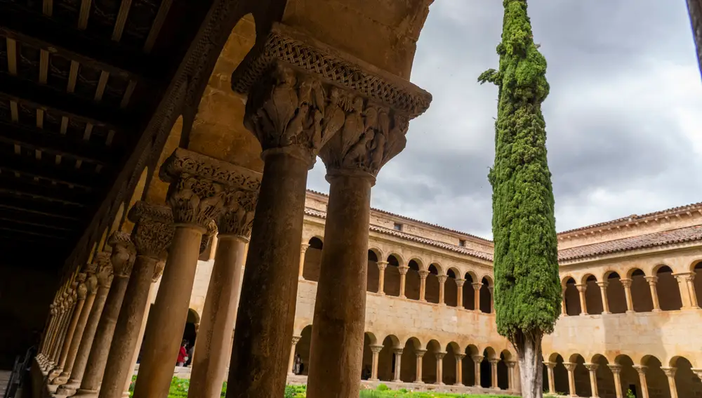 Monasterio de Santo Domingo de Silos con el famoso ciprés en el centro