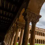 Monasterio de Santo Domingo de Silos con el famoso ciprés en el centro