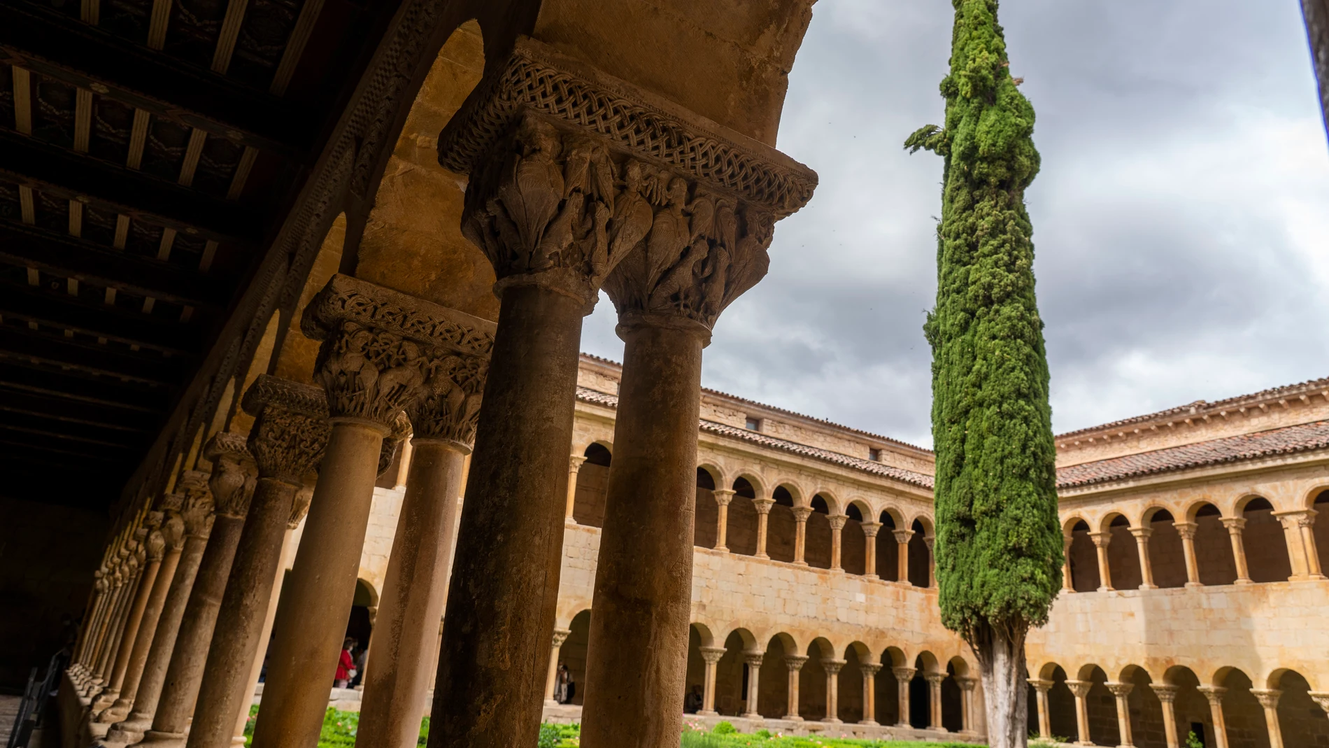 Monasterio de Santo Domingo de Silos con el famoso ciprés en el centro