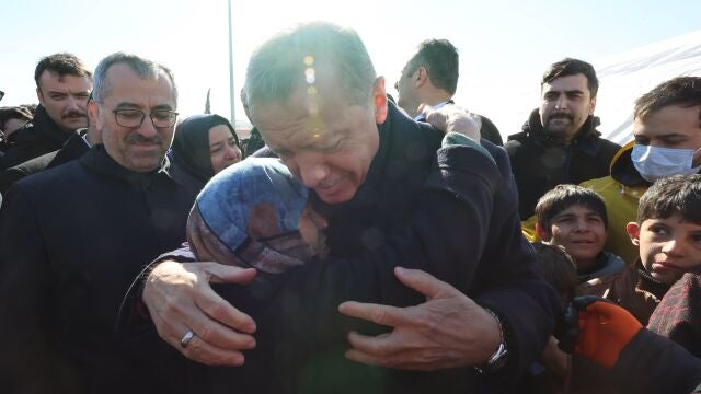 El presidente turco, Recep Tayyip Erdogan abraza a una mujer en la devastada ciudad de Kahramanmaras