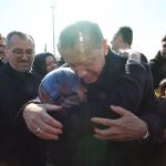El presidente turco, Recep Tayyip Erdogan abraza a una mujer en la devastada ciudad de Kahramanmaras