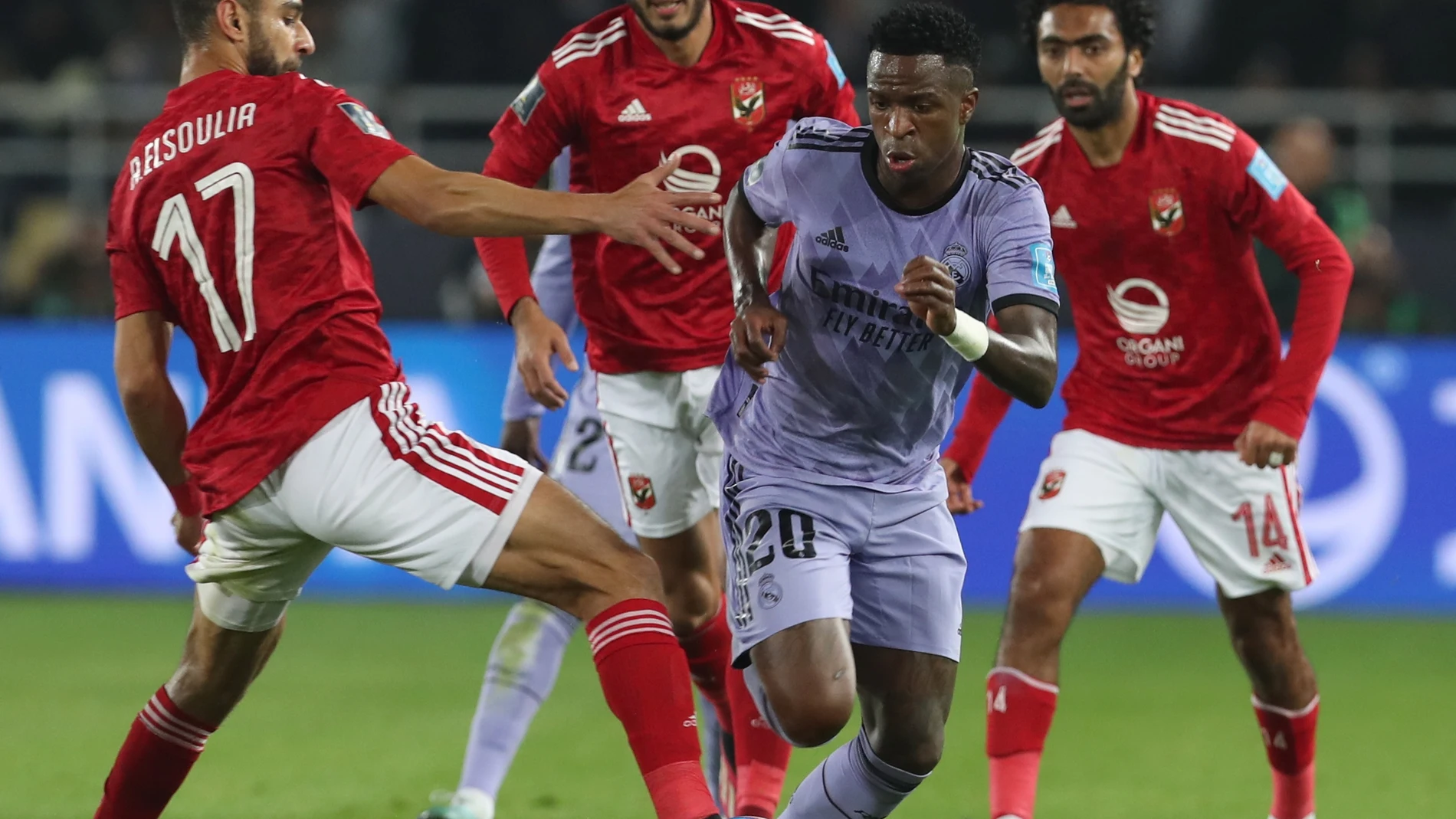 Rabat (Morocco), 08/02/2023.- Real Madrid's Vinicius Junior (R) in action against Al Ahly's Amr El Solia (L) during the FIFA Club World Cup semi final match between Al Ahly FC and Real Madrid in Rabat, Morocco, 08 February 2023. (Mundial de Fútbol, Marruecos) EFE/EPA/Mohamed Messara