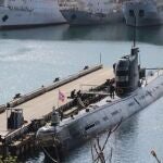 Banderas rusas se ven en el Zaporiyia, un antiguo submarino ucraniano amarrado en la bahía del puerto de Sebastopol en Crimea