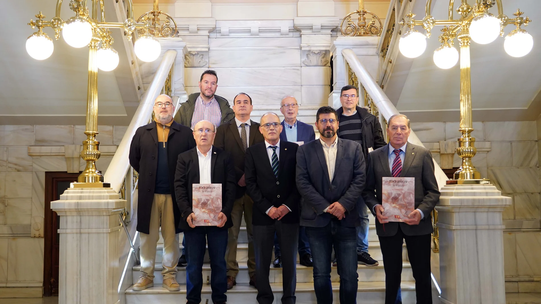 El presidente de la RFCYLF, Marcelino Maté, el concejal Alberto Bustos y los autores con el libro