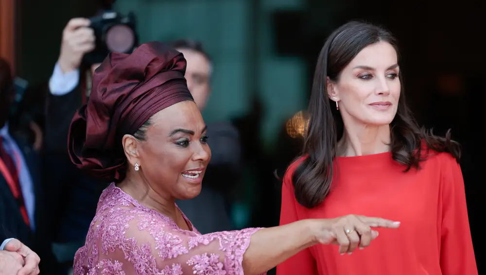 El último look sorpresa de la Reina Letizia en Angola