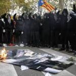 La Policía Nacional detiene a miembros de la CUP por quemar ejemplares de la Constitución 