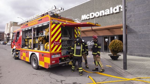 Bomberos llegan al centro comercial para sofocar el incendio