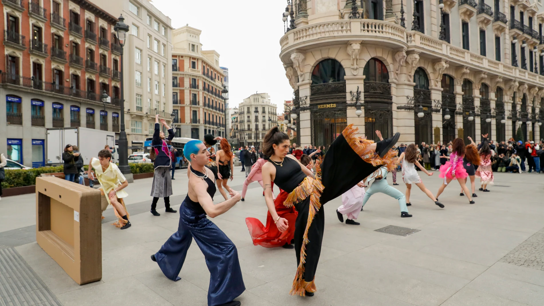 -FOTODELDIA- MADRID, 09/02/2023.- La moda de autor y la danza se unen este martes en una coreografía interpretada por 20 bailarines del Real Conservatorio Profesional de Danza Mariemma vestidos con prendas de diseñadores de Madrid es Moda y joyas de UNOde50. La actuación viva e itinerante comienza en la Real Academia de Bellas Artes de San Fernando, continua por la calle Alcalá y finaliza dentro de UNOde50 Art Gallery. EFE/ Zipi