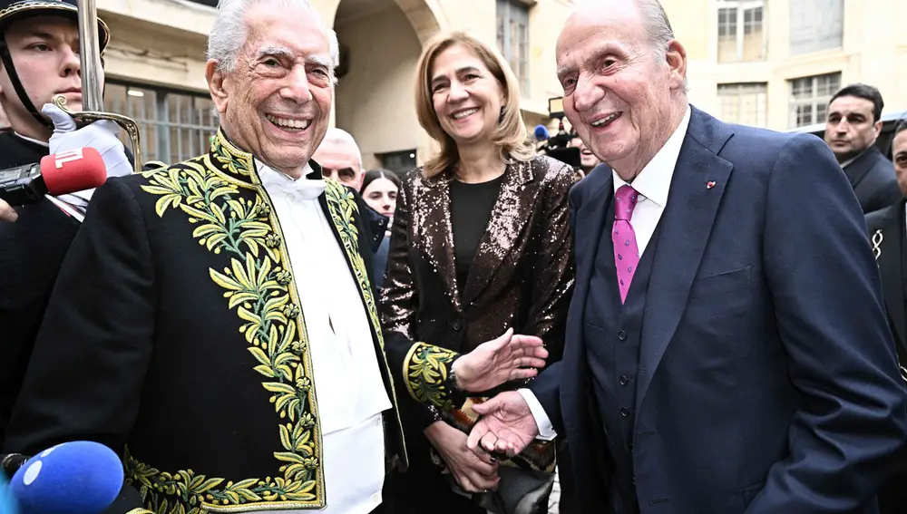 Mario Vargas Llosa junto a la Infanta Cristina y Don Juan Carlos