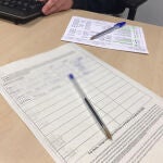 Firmas anti-Ayuso en la consulta del médico