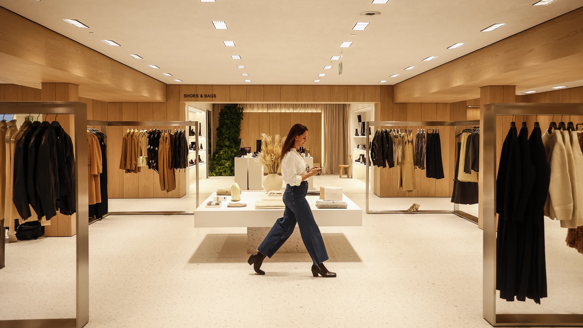 AV.- Economía.- Inditex acuerda con los sindicatos un salario mínimo fijo a todos los trabajadores de sus tiendas