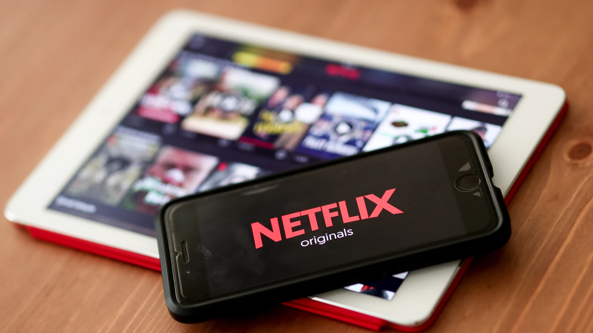 AME3078. ESTAMBUL (TURQUÍA), 09/02/2023.- Fotografía de archivo que muestra una vista del logo de Netflix en un teléfono móvil. La eliminación de las cuentas compartidas de dicha firma para los usuarios en Canadá es uno de los clics tecnológicos de la semana en América. Si usted está en Canadá y le piden compartir una cuenta de Netflix, no va a pasar por egoísta si dice que no la puede dar... es que no lo va a poder hacer o va a tener que pagar más por ello. Netflix comenzó a comunicarle a sus suscriptores canadienses que cobrará una cuota extra para permitir las cuentas compartidas entre distintas ubicaciones y dispositivos. EFE/Sedat Suna /ARCHIVO
