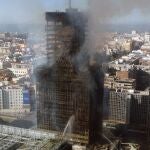 Vista aérea del corazón financiero de Madrid con el edificio Windsor todavía humeante tras ser arrasado por un incendio 