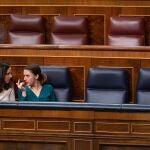  La ministra de Derechos Sociales y Agenda 2030, Ione Belarra (i), conversa con la responsable de Igualdad, Irene Montero