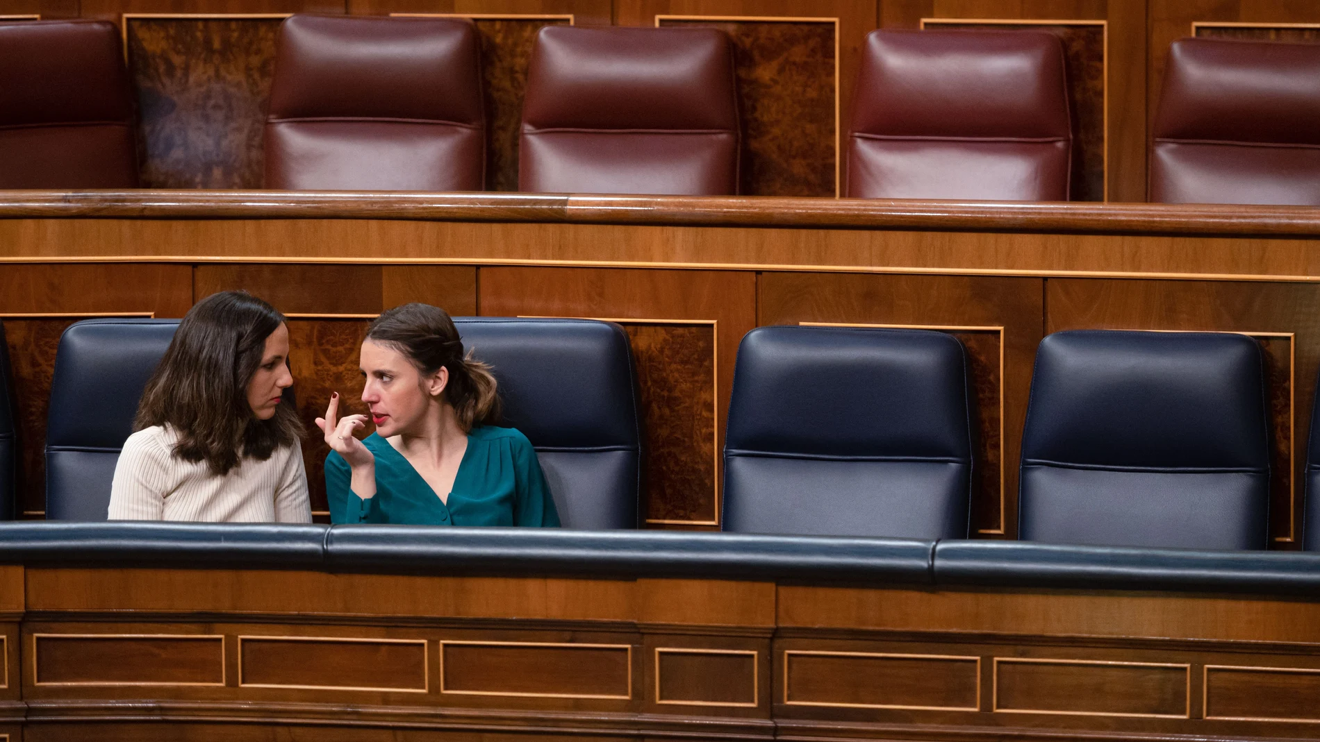 La ministra de Derechos Sociales y Agenda 2030, Ione Belarra (i), conversa con la responsable de Igualdad, Irene Montero