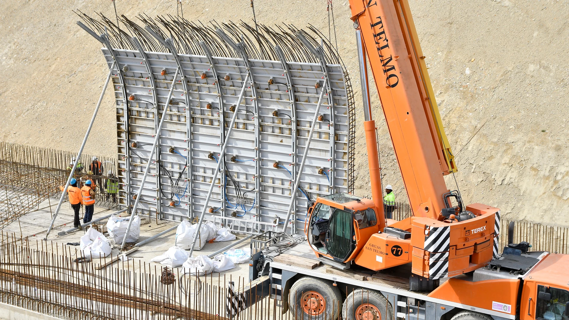 GRAFAND7470. CUEVAS DE ALMANZORA(ALMERÍA), 09/02/2023.- Obras del trazado de alta velocidad Almería-Murcia que se ejecutan actualmente en el tramo Pulpí-Vera que ha visitado hoy la secretaria de Estado de Transportes, Movilidad y Agenda Urbana, Isabel Pardo de Vera.EFE/Carlos Barba