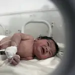 Una bebé recién nacida tras el terremoto de Siria