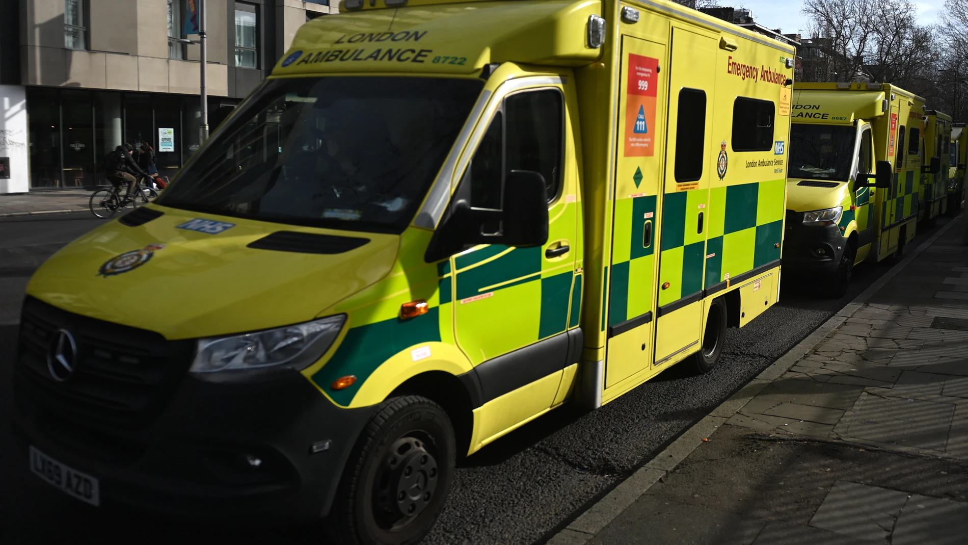 London (United Kingdom), 10/02/2023.- Parked ambulances outside the London Ambulance Service in London, Britain, 10 February 2023. NHS ambulance workers in London, Yorkshire, North west services are walking out for the fourth time in the current dispute over pay and conditions. (Reino Unido, Londres) EFE/EPA/NEIL HALL