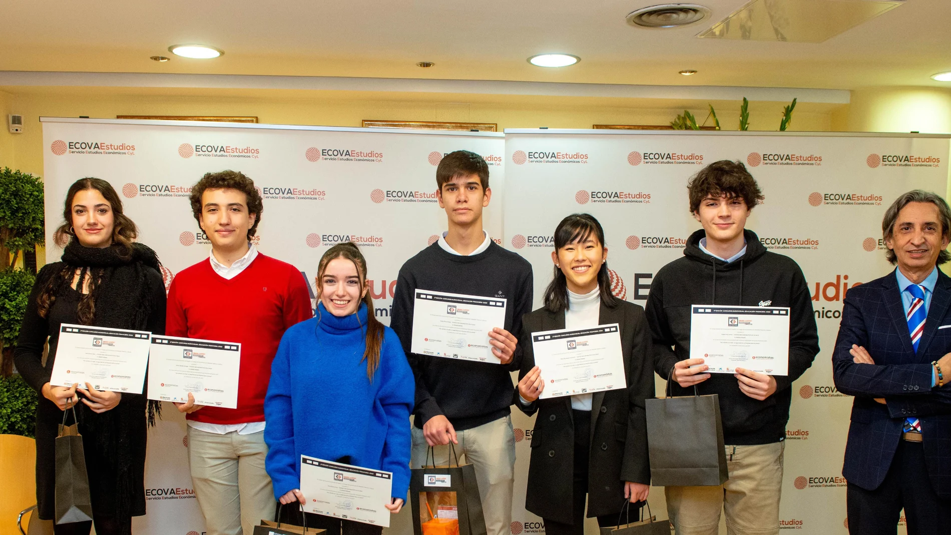 Equipo del colegio San Juan Bautista de la Salle, de Valladolid, junto a Juan Carlos de Margarida