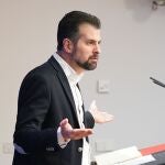 El secretario regional del PSOE, Luis Tudanca, atiende a los periodistas en las Cortes