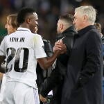 Vinicius saluda a Ancelotti tras ganar el Mundial de clubes