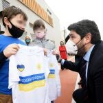 El presidente de la Región de Murcia, Fernando López Miras, visita un colegio donde estudian niños ucranianos
