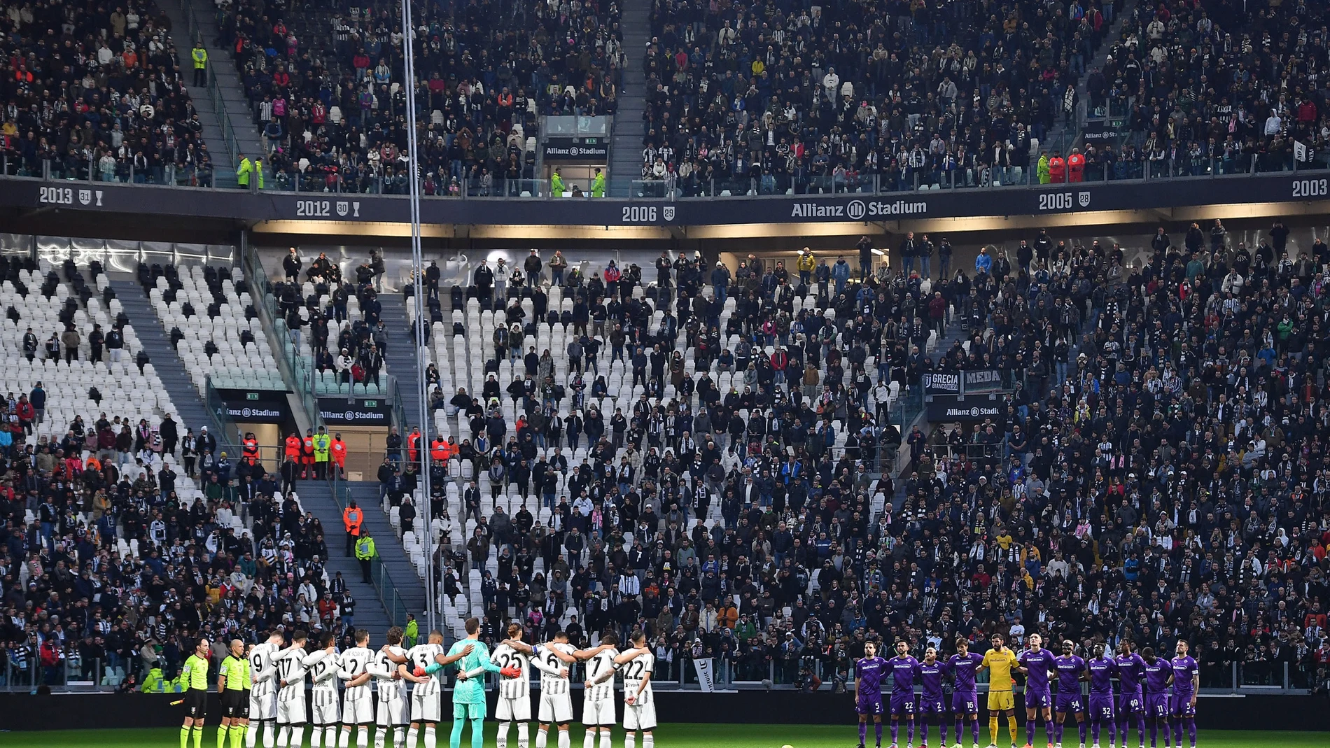 Turin (Italy), 12/02/2023.- Minute of silence during the Italian Serie A soccer match between Juventus FC and ACF Fiorentina in Turin, Italy, 12 February 2023. (Italia) EFE/EPA/ALESSANDRO DI MARCO