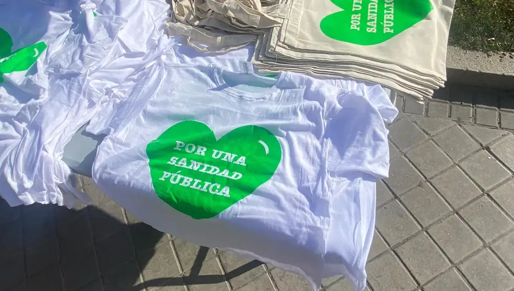 Venta de camisetas durante la marcha