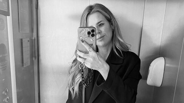 El pantalón vaquero de Amelia Bono será el eterno básico y se lleva con New Balance 