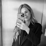 El pantalón vaquero de Amelia Bono será el eterno básico y se lleva con New Balance 