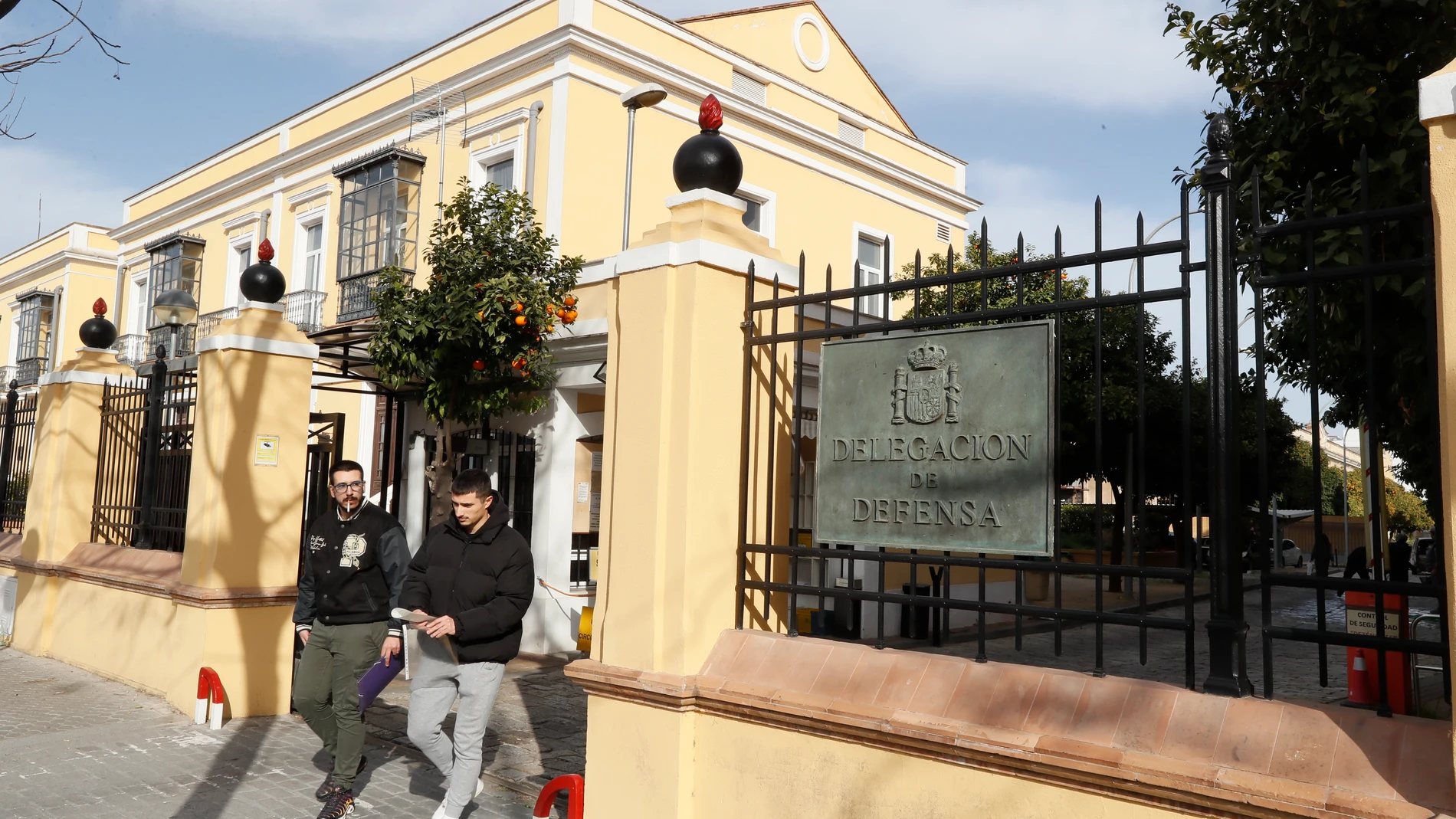 GRAFAND7587. SEVILLA, 14/02/2023.- Fachada del edificio de la Delegación de Defensa donde este martes el Tribunal Militar Territorial Segundo, con sede en Sevilla, acoge la vista oral contra un sargento acusado por la muerte el 25 de marzo de 2019 de Alejandro Jiménez, el legionario de 22 años que falleció de un disparo en unos ejercicios de adiestramiento con fuego real en Agost (Alicante), y otros tres militares que presuntamente lo encubrieron. EFE/José Manuel Vidal