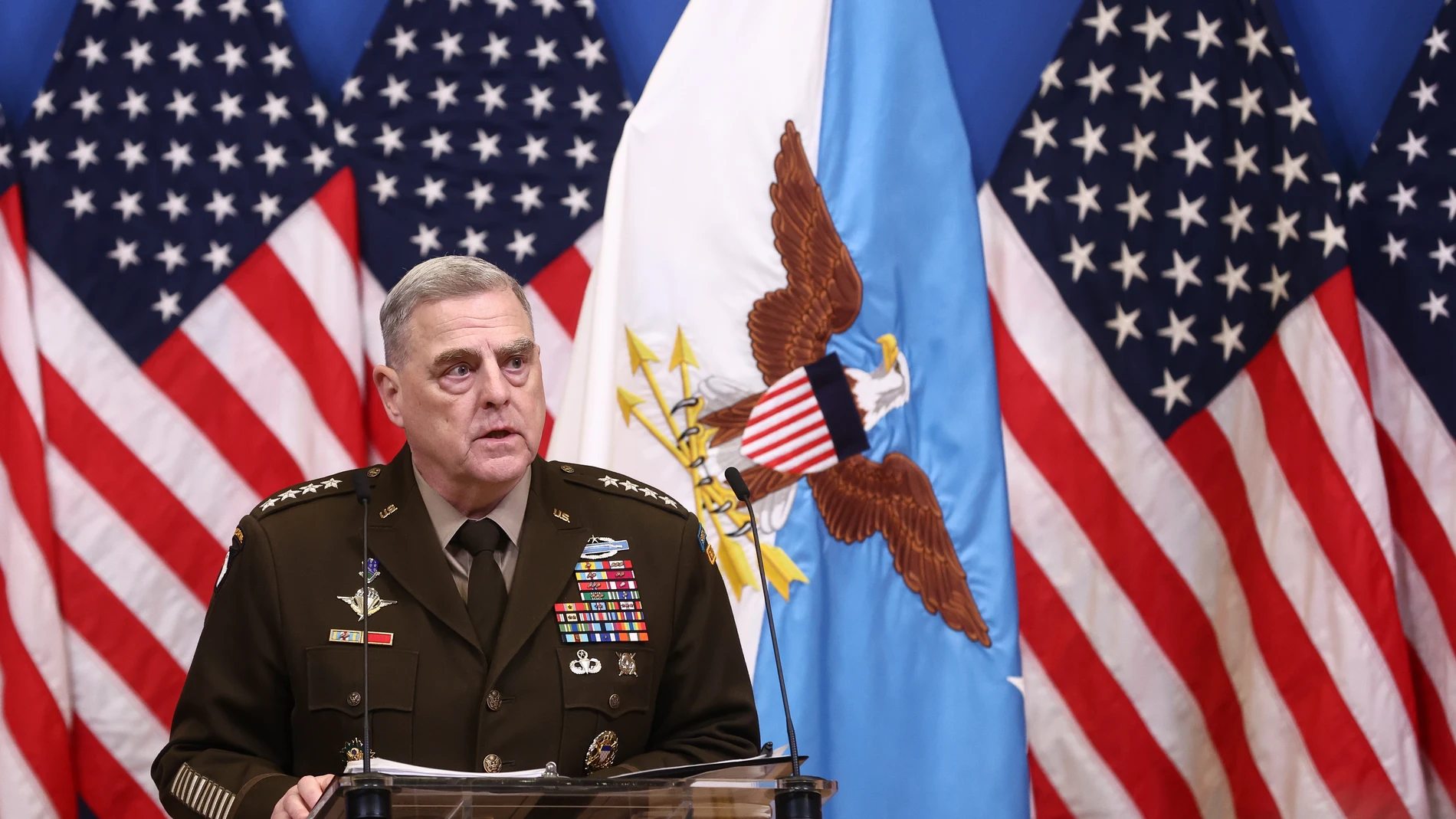 Brussels (Belgium), 14/02/2023.- Chair of the US Joint Chiefs of Staff General Mark Milley (R) attend a press conference at the end of the meeting of the Ukraine Defense Contact Group as part of a NATO Council of Defense Ministers at the Alliance headquarters in Brussels, Belgium, 14 February 2023. Defense Ministers of the North Atlantic Treaty Organization (NATO) countries gather in Brussels from 14 to 15 February. (Bélgica, Ucrania, Bruselas) EFE/EPA/STEPHANIE LECOCQ