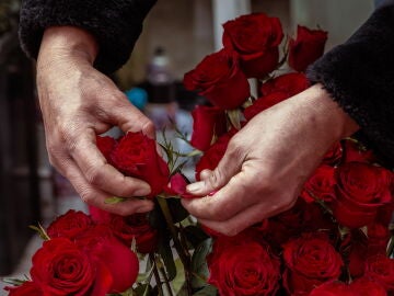 Shangh&aacute;i (China), 14/02/2023.- Un hombre arregla flores en una florister&iacute;a en Shangh&aacute;i, China, este martes. El d&iacute;a de San Valent&iacute;n en China es similar al festival Qixi, el d&iacute;a de los enamorados, que se celebra el 7&ordm; d&iacute;a de el s&eacute;ptimo mes del calendario lunar. Sin embargo, la versi&oacute;n occidental del D&iacute;a de San Valent&iacute;n en China no se celebra mucho entre los chinos, pero es atractiva para las generaciones m&aacute;s j&oacute;venes. Aunque el 14 de febrero no resuena culturalmente entre las personas mayores, l...