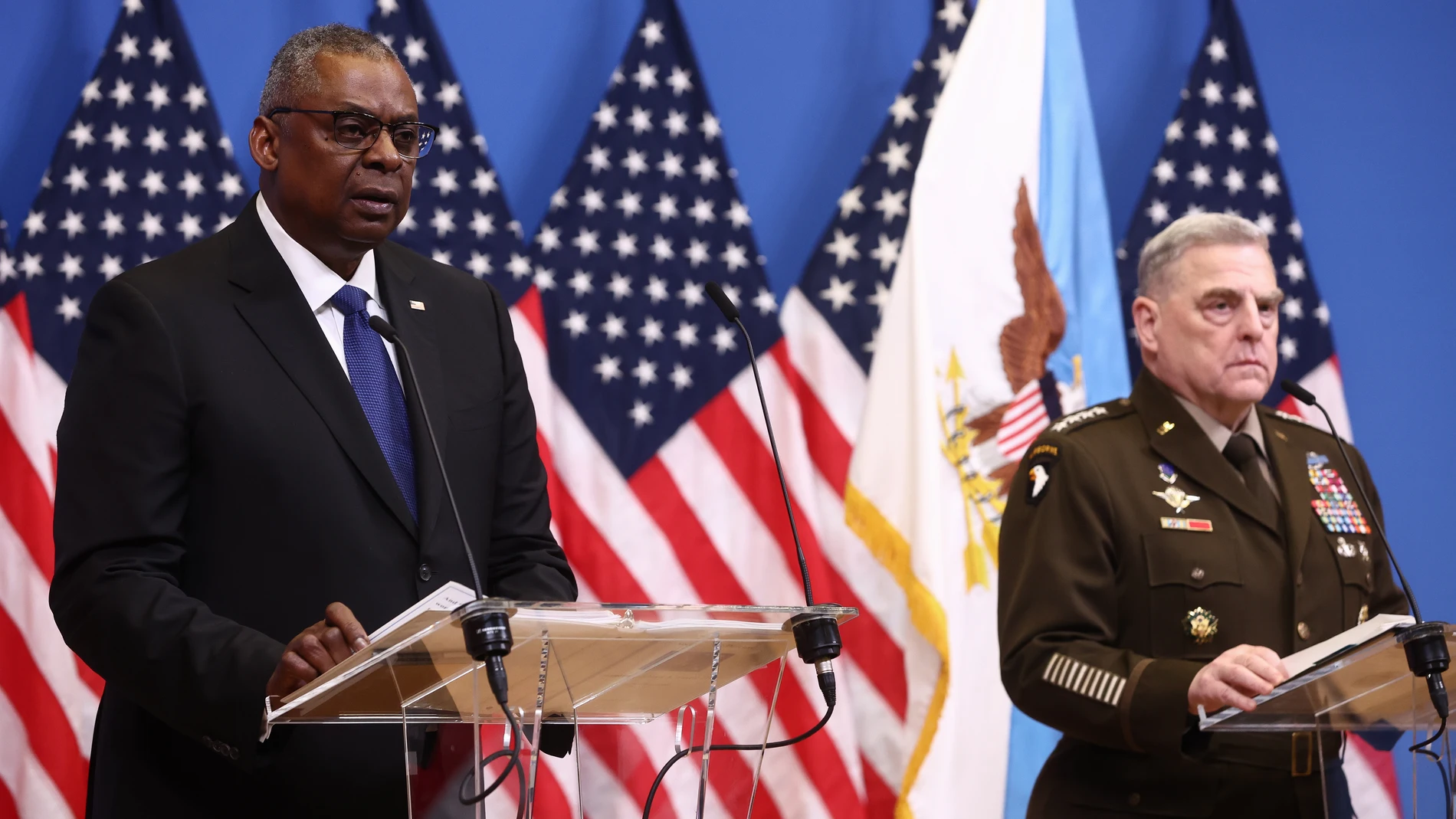 Brussels (Belgium), 14/02/2023.- United States Secretary of Defense Lloyd Austin (L) and Chair of the US Joint Chiefs of Staff General Mark Milley (R) attend a press conference at the end of the meeting of the Ukraine Defense Contact Group as part of a NATO Council of Defense Ministers at the Alliance headquarters in Brussels, Belgium, 14 February 2023. Defense Ministers of the North Atlantic Treaty Organization (NATO) countries gather in Brussels from 14 to 15 February. (Bélgica, Ucrania, Estados Unidos, Bruselas) EFE/EPA/STEPHANIE LECOCQ