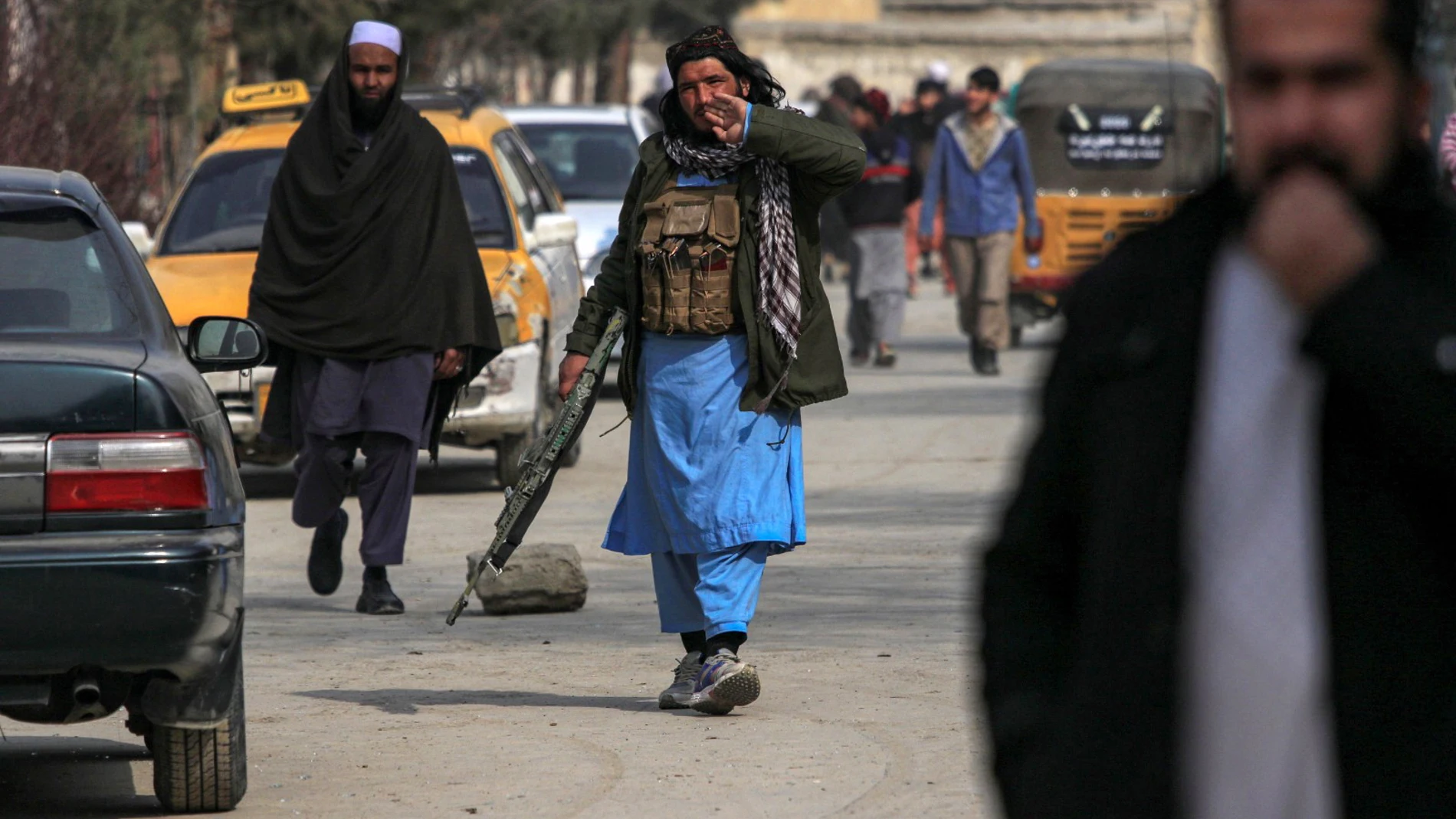 Kabul (Afghanistan), 14/02/2023.- Taliban security officials survey the scene of an operation against alleged ISIS hideout in Kabul, Afghanistan, 14 February 2023. The Taliban government in Afghanistan has reported that its forces have arrested foreign nationals and seized weapons during a raid on an ISIS hideout in the Karta Nao area of Kabul's 8th district. The operation resulted in the deaths of some ISIS militants, while a number of women and children were arrested according to Taliban'Äô...