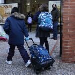Alumnos entran al colegio