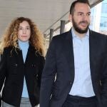 Borja Thyssen y Blanca Cuesta acuden a los juzgados y se suspende su juicio por defraudar a Hacienda