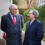 El presidente del Tribunal Constitucional, Cándido Conde-Pumpido (i), y el presidente en funciones del Consejo General del Poder Judicial, Rafael Mozo conversan durante el homenaje a Francisco Tomás y Valiente, presidente emérito del Tribunal Constitucional, en el 27 aniversario de su asesinato por la banda terrorista ETA, este martes en Madrid.