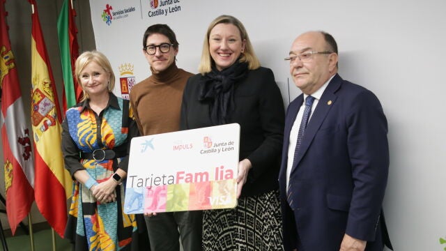 La consejera de Familia e Igualdad de Oportunidades, Isabel Blanco, se reúne con representantes del sector del comercio zamorano para explicar las características del Bono Nacimiento.