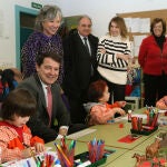 El presidente de la Junta, Alfonso Fernández Mañueco, acompañado de Rocío Lucas, Ángeles Armisén, la alcaldesa de Aguilar, María José Ortega(I); y de la directora del centro educativo, Cristina Rozas(D), entre otros, visita el CEIP Castilla y León en Aguilar de Campoo(Palencia)