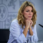 La vicepresidenta segunda y ministra de Trabajo y Economía Social, Yolanda Díaz; la ministra de Política Territorial y portavoz del Gobierno, Isabel Rodríguez y la ministra de Sanidad, Carolina Darias durante la rueda de prensa ofrecida tras la reunión del Consejo de Ministros, este martes en el Palacio de La Moncloa.