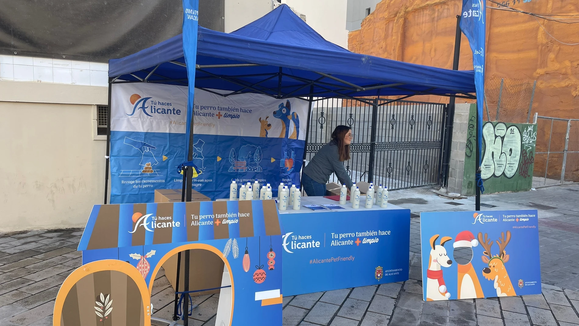 El Ayuntamiento de Alicante ha repartido 10.000 botellas para limpiar orines de perro