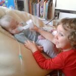 Valentina, con oxígeno, junto a su hermano hugo
