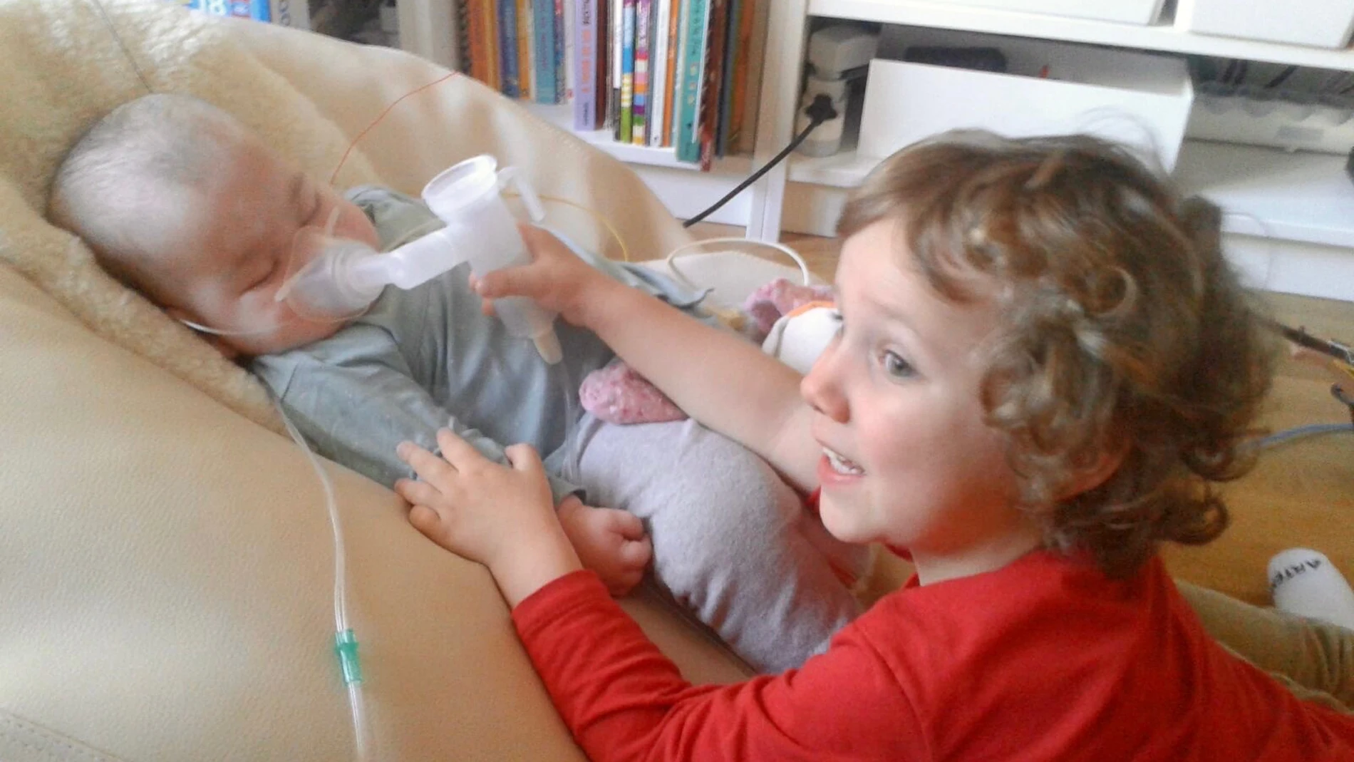 Valentina, con oxígeno, junto a su hermano hugo
