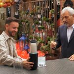 Carlos Sobera viendo el juguete sexual