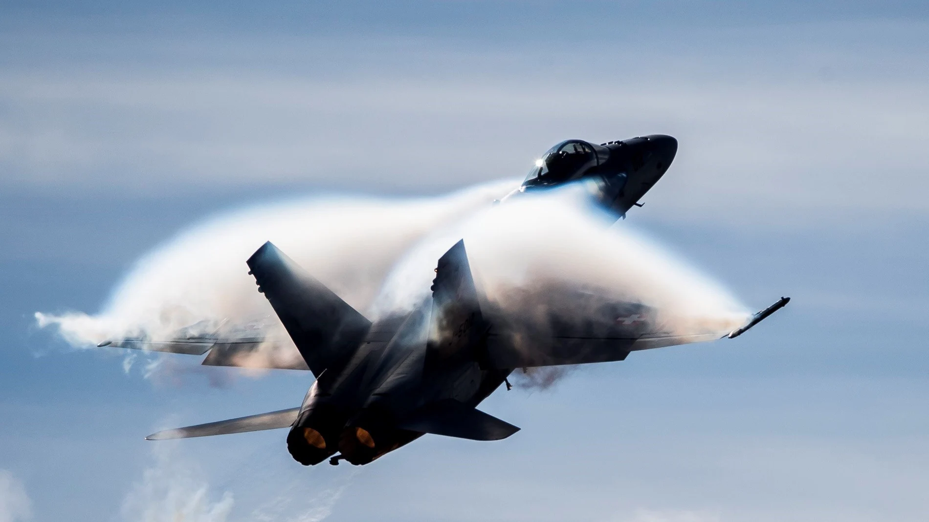Un F18 rompe la barrera del sonido