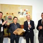 Óscar Puente, Jesús Posadas y Víctor Alonso junto al ganador del concurso, Enrique Rodríguez