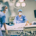 Médicos llevando a quirófano a un niño para una operación