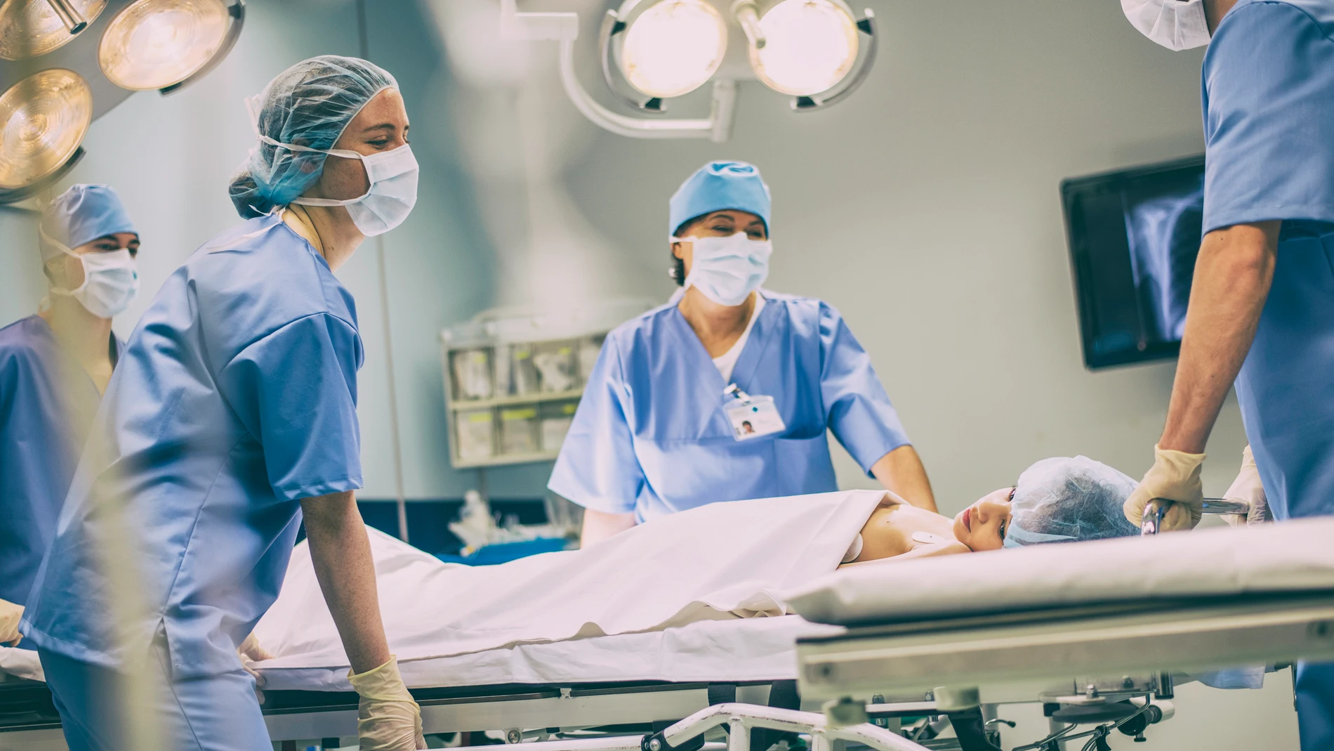 Médicos llevando a quirófano a un niño para una operación